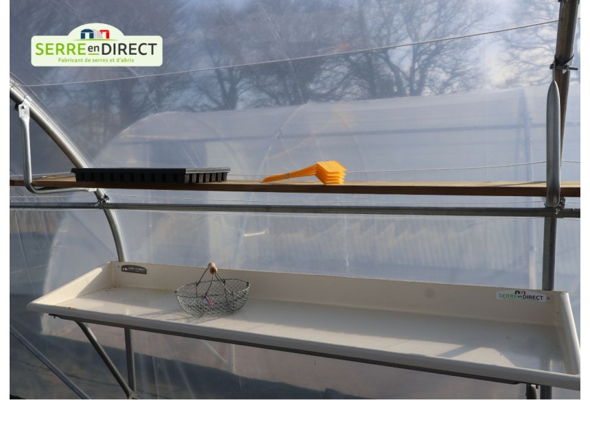 serre de jardin avec étagère