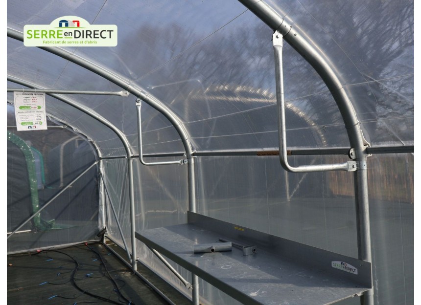 serre professionnelle avec étagère