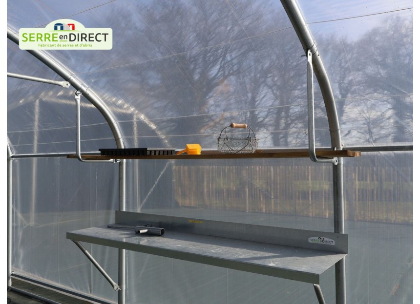 étagère et table de rempotage dans une serre Dolmen professionnelle