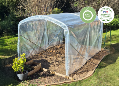 abri tomate en situation dans un jardin