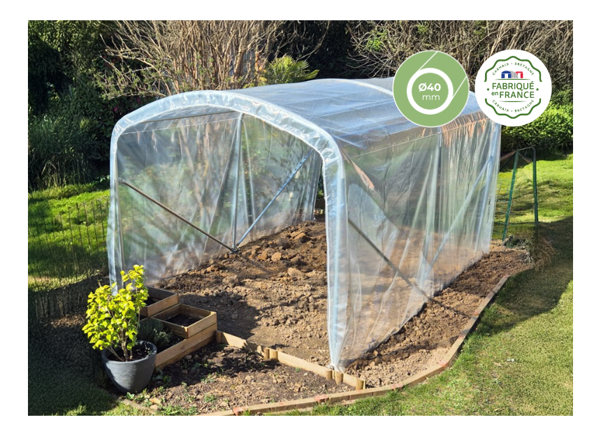 abri tomate en situation dans un jardin