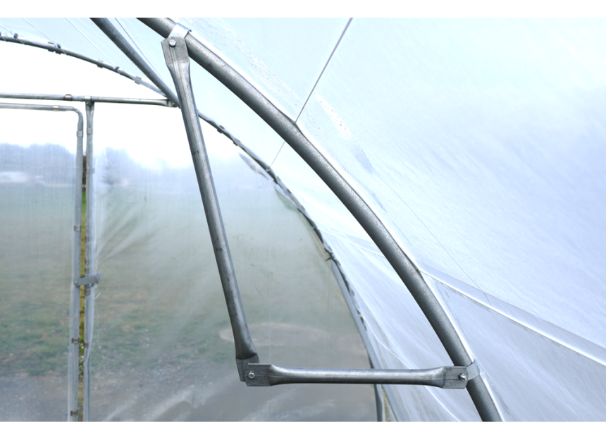 équerre posée dans une serre de jardin tunnel
