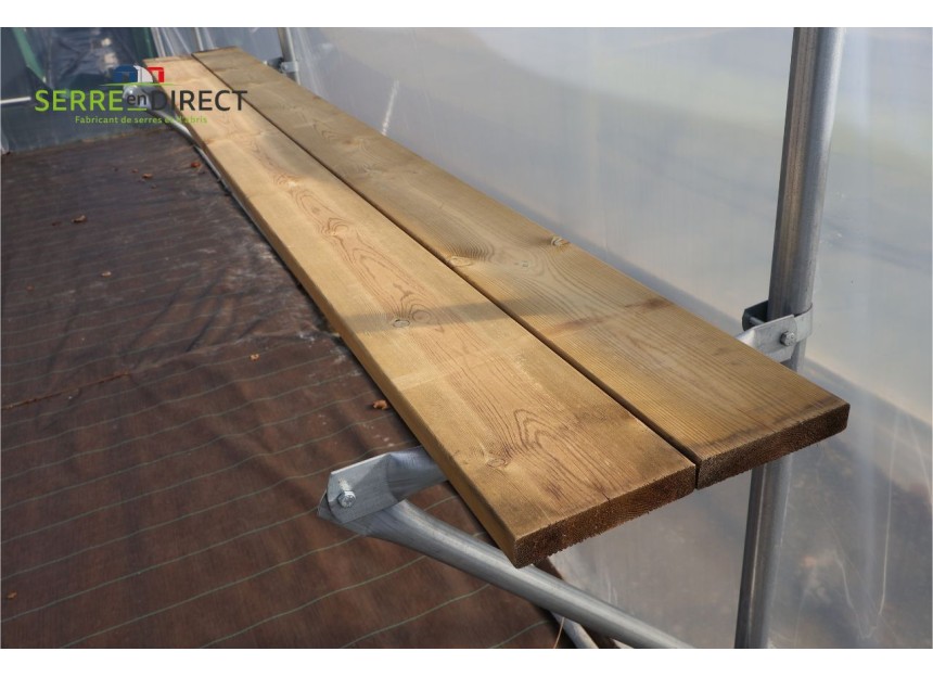 planches pour table dans une serre