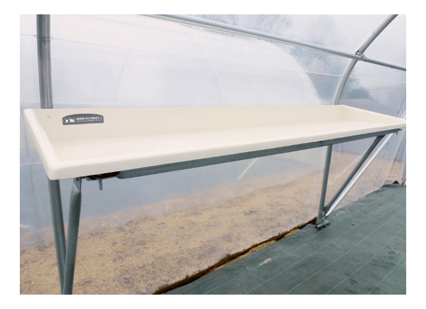 table de remporage en polyester en situation dans une serre de jardin