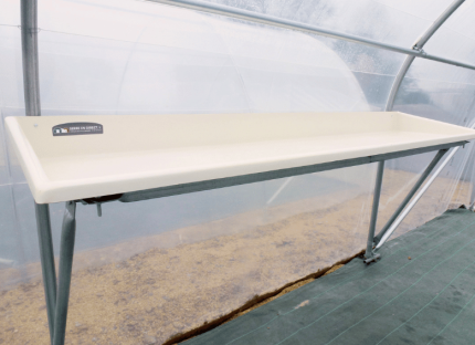 table de remporage en polyester en situation dans une serre de jardin