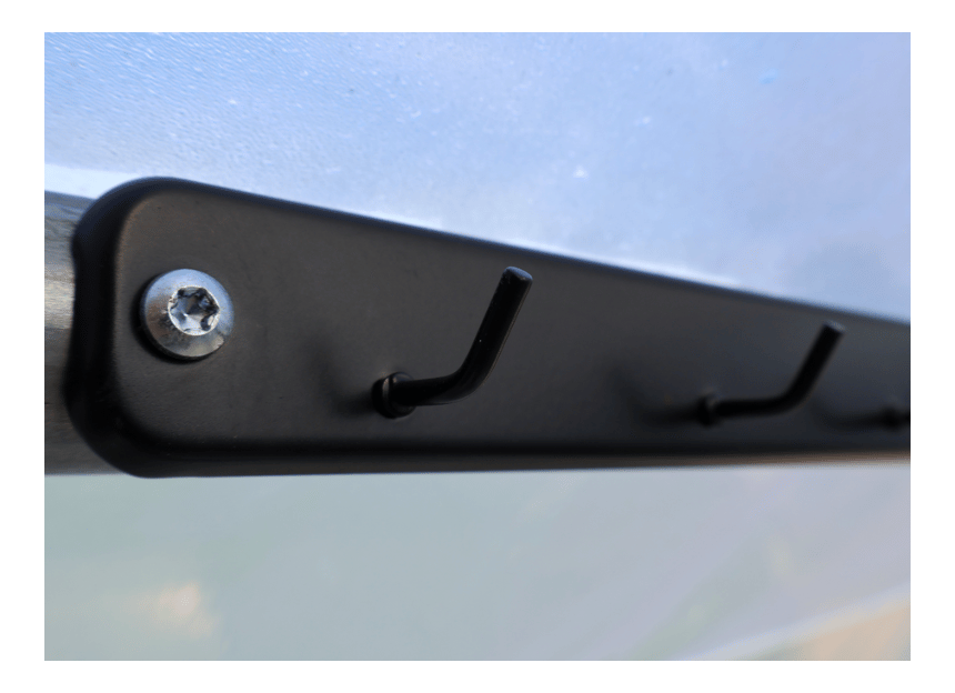 Porte outils noir pour serre de jardin en situation dans une serre de jardin