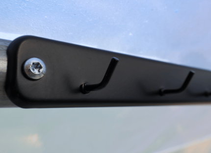 Porte outils noir pour serre de jardin en situation dans une serre de jardin