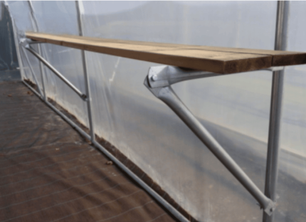 support de table pour serre dans une serre de jardin