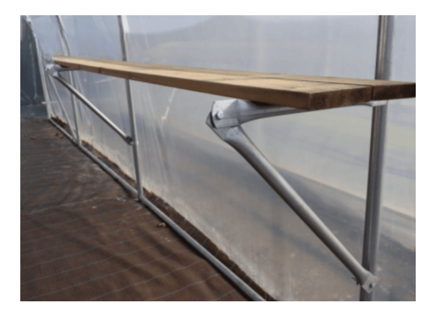 support de table pour serre dans une serre de jardin